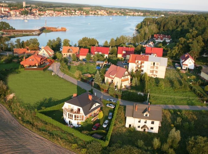 Pensjonacik Cyklada CYKLADA - z lotu ptaka ( spokoje nieduże osiedle, ok. 250 m od Jez. Mikołajskiego i wypożyczalni sprzętu Cicha Zatoka, 8 min. pieszo do centrum